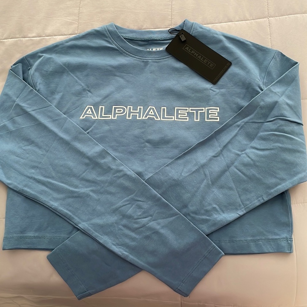 BRAND NEW: Alphalete Long Sleeve Graphic 💙💙💙 Size XS